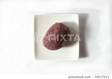 A bale-shaped rice cake from a bird's-eye view 74037612
