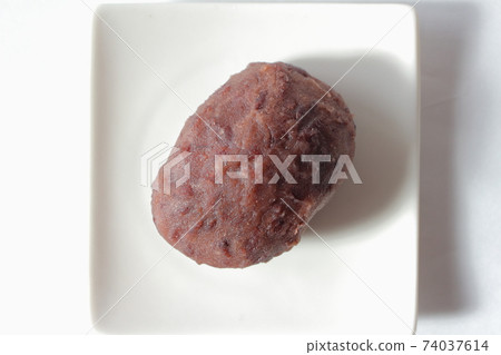 A bale-shaped rice cake from a bird's-eye view 74037614