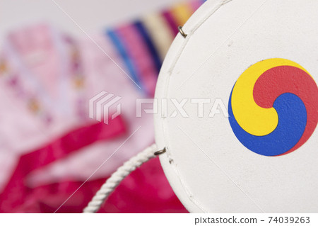 I took pictures of Taegeuk Munu's Janggu with Hanbok in the background. I took pictures of Taegeuk Munu's Janggu with Hanbok in the background. 74039263
