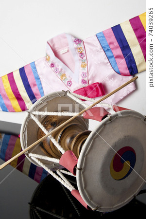 I took pictures of Taegeuk Munu's Janggu with Hanbok in the background. 74039265