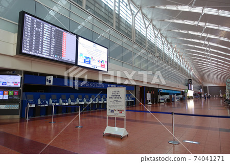 新電暈緊急狀態下的羽田國內航站樓出發大廳 74041271