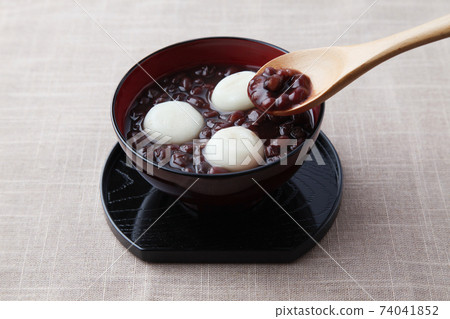 Zenzai red bean table with mochi 74041852