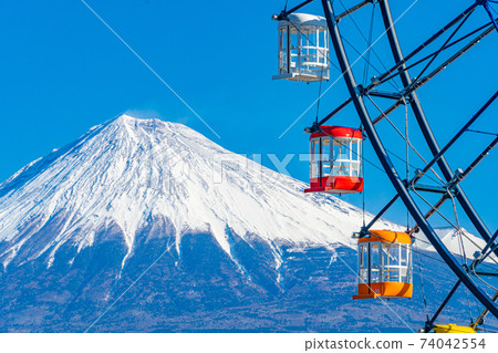 富士山和多彩的摩天輪 74042554