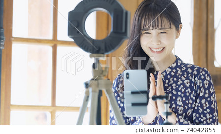 用智能手機Utuber Vlog拍攝視頻的女性河流發行人 用智能手機Utuber Vlog拍攝視頻的女性河流發行人 74042855