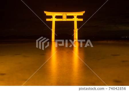 滋賀縣高島市的白濱神社|琵琶湖中漂浮的Odorii的照明 滋賀縣高島市的白濱神社|琵琶湖中漂浮的Odorii的照明 74042856
