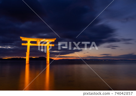 滋賀縣高島市的白石神社|大鳥居在日出前漂浮在琵琶湖上 滋賀縣高島市的白石神社|大鳥居在日出前漂浮在琵琶湖上 74042857