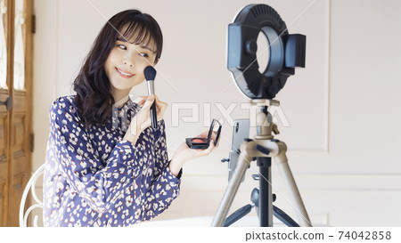 女河流經銷商Utuber Vlog,她拍攝化妝品廣告視頻的自畫像 女河流經銷商Utuber Vlog,她拍攝化妝品廣告視頻的自畫像 74042858