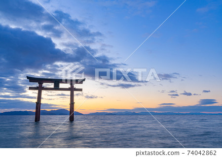 Shirahige Shrine in Takashima City, Shiga Prefecture | Otorii floating on Lake Biwa before sunrise 74042862