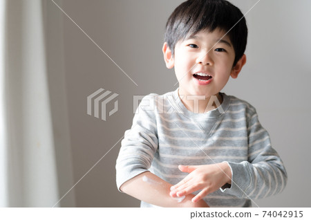 男孩們在乾性皮膚上使用保濕霜 74042915