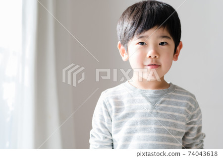 早晨的陽光下的男孩 早晨的陽光下的男孩 74043618