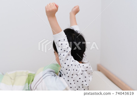 一個男孩,早上起床長高 一個男孩,早上起床長高 74043619