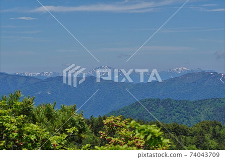 中之嶽山和越後山小岳以及剩餘的積雪來自Teishaku山 74043709