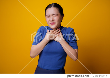 Asian woman was sick with fever. 74044064