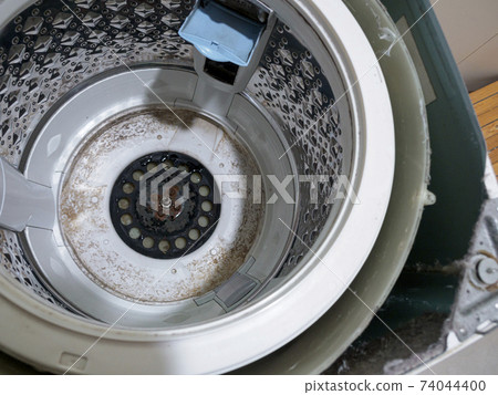 Fully automatic washing machine during disassembly and cleaning 74044400