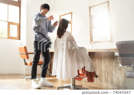 年輕的男性設計師和女性顧客 74045947