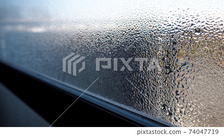 冬季窗戶上的冷凝水 74047719
