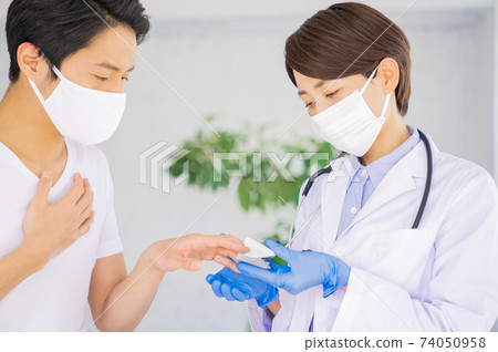 男病人用脈搏血氧儀測量飽和度 74050958