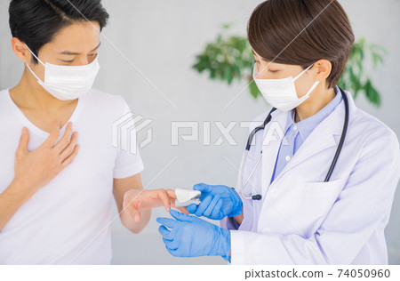 男病人用脈搏血氧儀測量飽和度 74050960