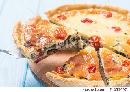 Spinach Quiche lorraine with tomatoes 74053697