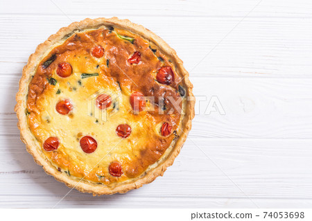 Spinach Quiche lorraine with tomatoes Spinach Quiche lorraine with tomatoes 74053698