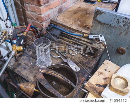 Glassforming tool that involves inflating and shaping hot glass 74054852