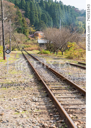[Car stop at the end of Kazusa-Kameyama Station on the JR Kururi Line] 74058343