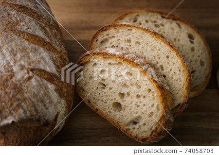 黑麥麵包切片 74058703