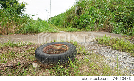 廢輪胎留在小路旁 廢輪胎留在小路旁 74060488