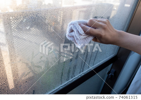 Measures against dew condensation on winter windows | Image of wiping with a towel 74061315