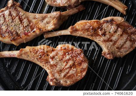 Bake lamb chops in a grill pan 74061620