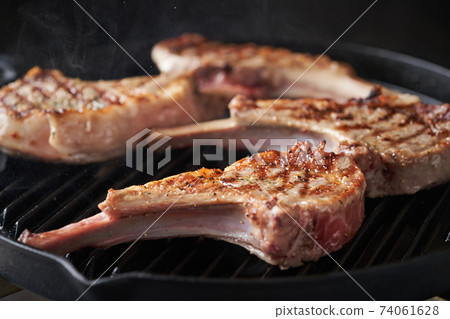 Bake lamb chops in a grill pan 74061628