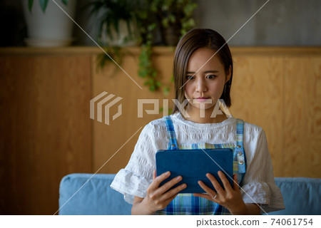 家庭主婦和平板電腦 74061754