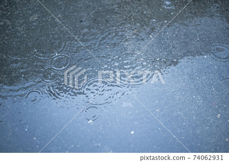 在一個雨天與漣漪5227水坑 在一個雨天與漣漪5227水坑 74062931