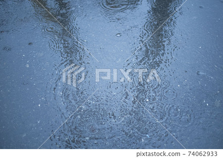 在一個雨天與漣漪5226水坑 74062933