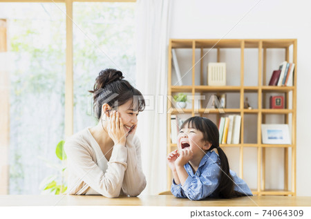 面帶微笑的家庭 74064309