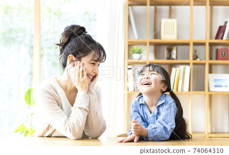 母女倆微笑交談 74064310