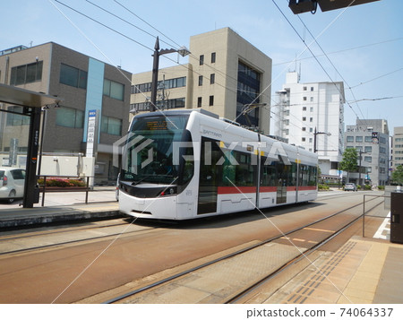在富山市運行的現代電車 74064337