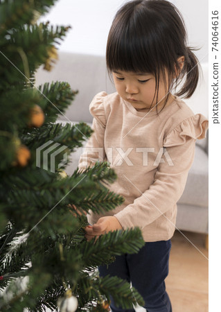 Girls decorating Christmas 74064616