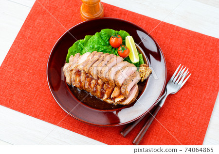 Roast pork (pork), soy sauce base sauce. Serve with lettuce and cherry tomatoes. Roast pork (pork), soy sauce base sauce. Serve with lettuce and cherry tomatoes. 74064865