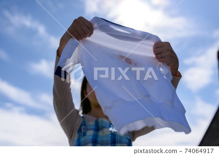 Mud stains on gym clothes do not come off 74064917