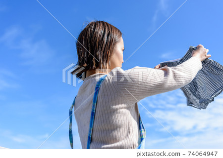 家庭主婦乾燥丈夫的褲子 74064947