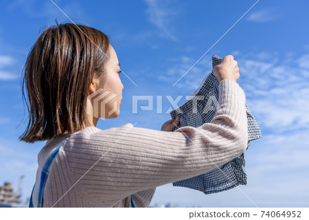 Housewife drying trunks 74064952