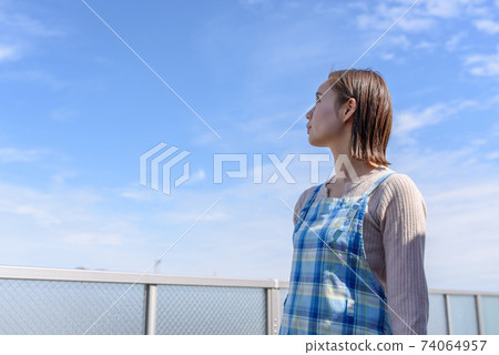 屋頂陽台家庭主婦 74064957