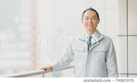 一名五十多歲的日本男子戴著領帶和工作服,對著鏡頭微笑 一名五十多歲的日本男子戴著領帶和工作服,對著鏡頭微笑 74065070
