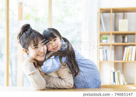 Smile parent and child 74065147