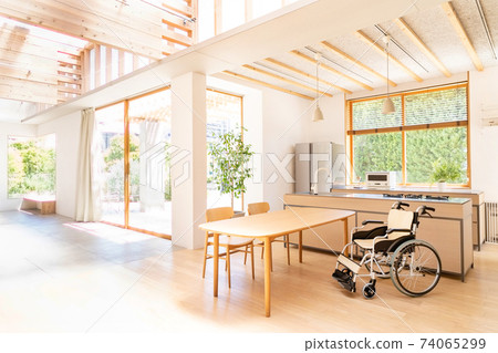 療養院老人輪椅家庭內部圖像 74065299