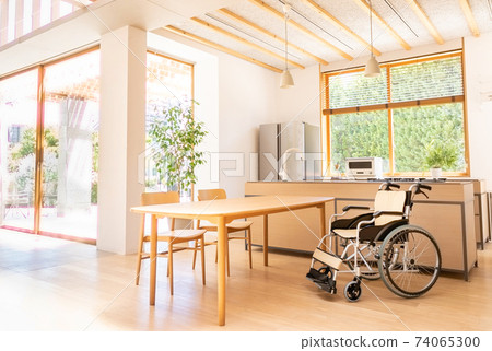 療養院老人輪椅家庭內部圖像 74065300
