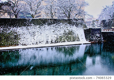 福井縣廳，護城河冬季的雪景 74065329