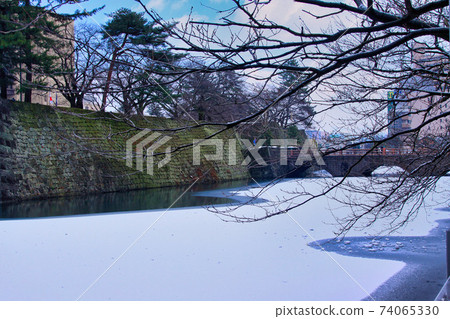 福井縣廳，護城河冬季的雪景 74065330
