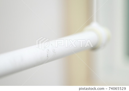 試衣間的室內乾燥桿上有污垢 74065529